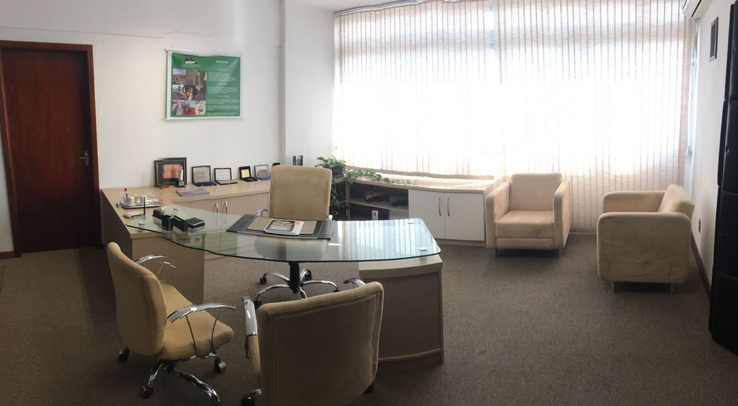 Sicepot-RS elege diretoria para a gestão 2021-2023 Imagem de uma sala com mesa grande, quadros e uma janela ao fundo